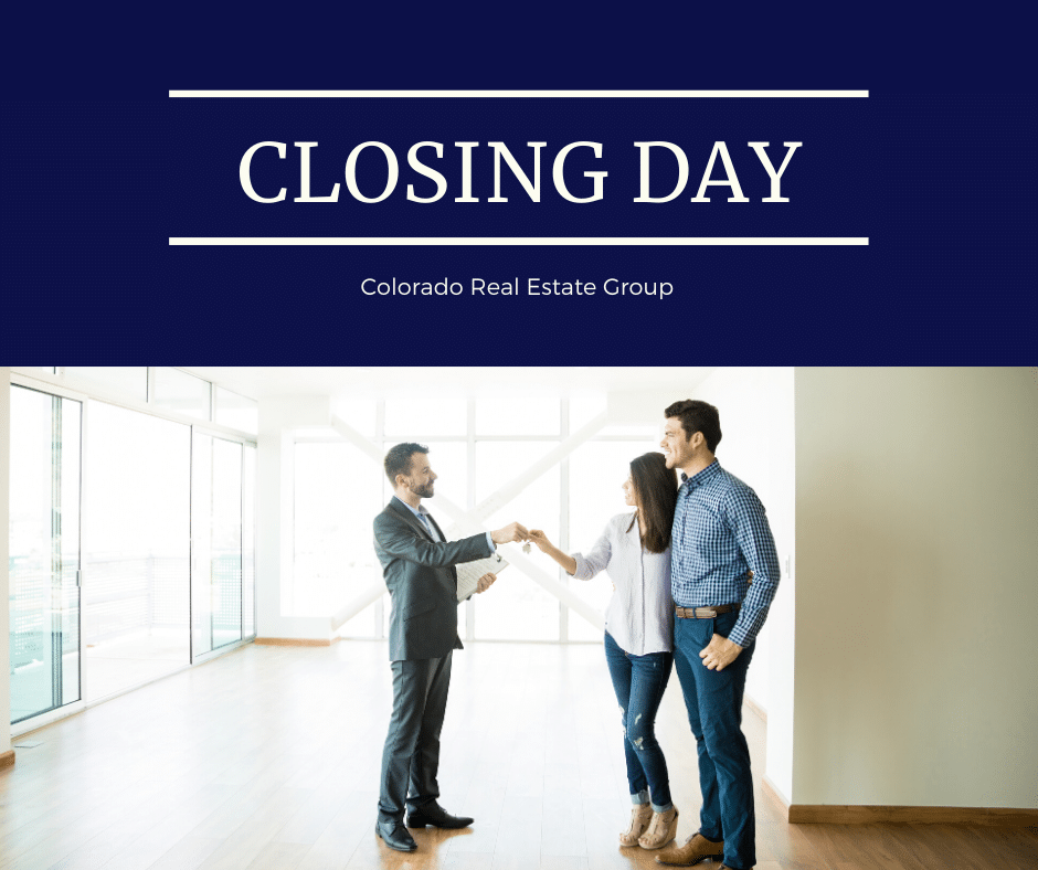 picture of couple receiving house keys on closing day